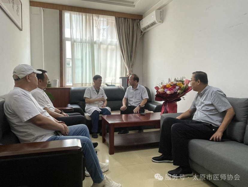 2025年中国医师节慰问活动:市卫健委领导、太原市医师协会走访慰问一线医师代表 13