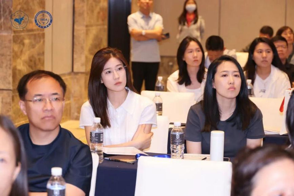 聚焦屈光白内障前沿,共探疑难手术新路径——第二届屈光与疑难性白内障手术高峰论坛在太原成功举办 21