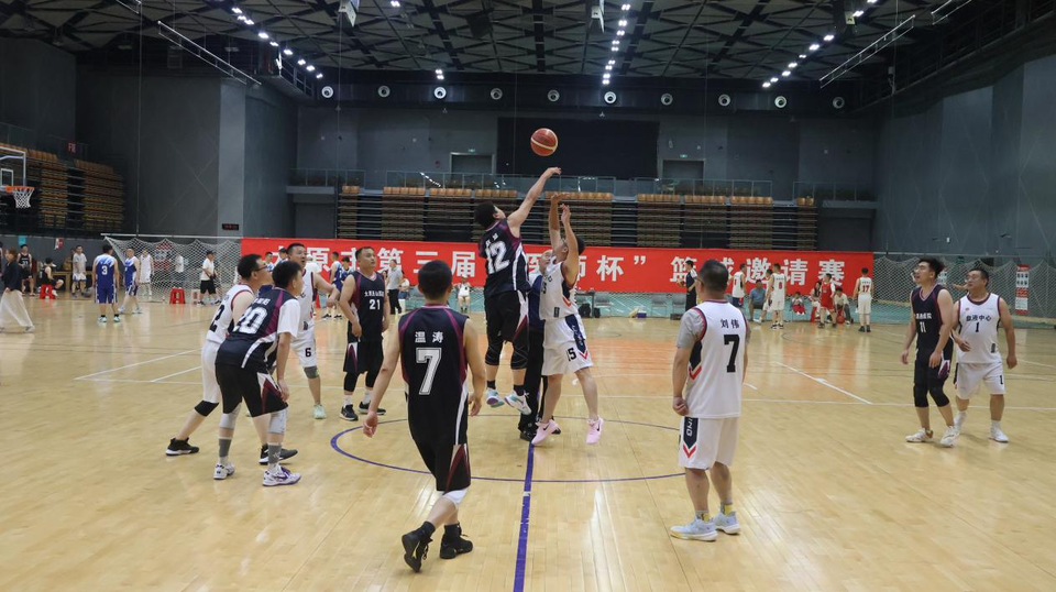 太原市第三届“医师杯”篮球邀请赛圆满闭幕,十六支白衣劲旅同场竞技,以篮球之名致敬中国医师节 图片 1